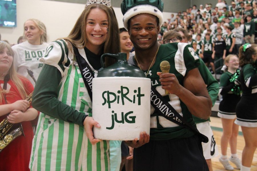 Homecoming queen Jasmine Namminga, and  homecoming king Kenson Fuller holding the spirit jug and the lip sync trophy.